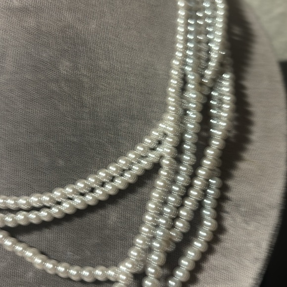 Flirty grayish white faux pearl necklace with a fabulous magnetic clasp - Picture 2 of 4